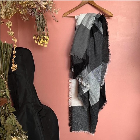 Accessories - Stylish Black and Gray Plaid Scarf